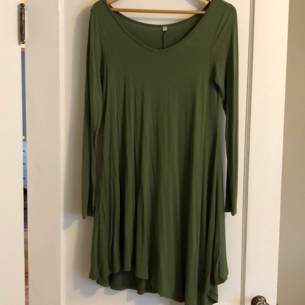 Asymmetric hemmed t-shirt dress.